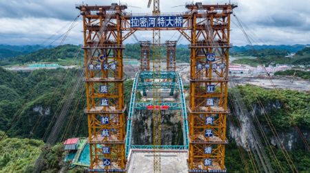 (miniature) Une photo prise par un drone le 10 mai 2024 montrant le chantier du pont de la rivière Lami le long de l'autoroute Guiyang-Pingtang dans la province chinoise du Guizhou (sud-ouest)