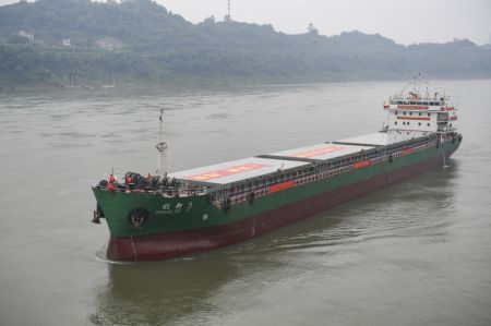 (miniature) Photo aérienne du navire Innovation 5 s'apprêtant à arriver au port de Jiangjin Luohuang