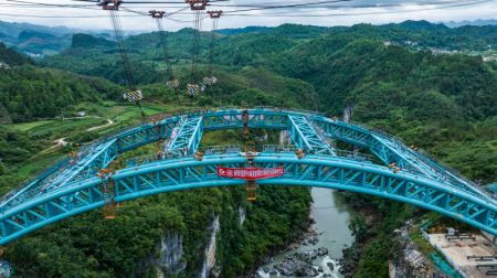 (miniature) Une photo prise par un drone le 10 mai 2024 montrant le chantier du pont de la rivière Lami le long de l'autoroute Guiyang-Pingtang dans la province chinoise du Guizhou (sud-ouest)