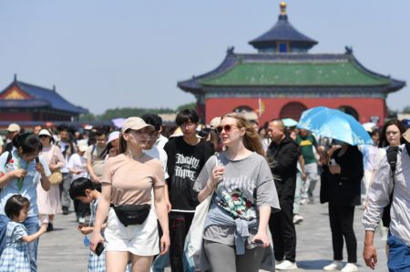 (miniature) Des touristes visitent le Temple du Ciel à Beijing