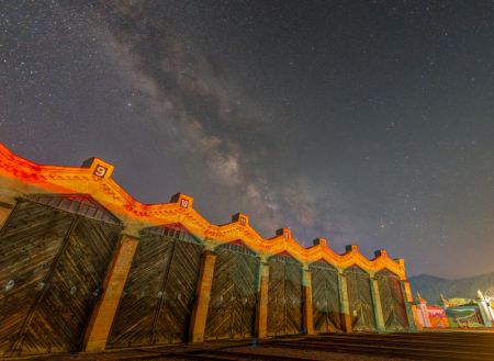 (miniature) Le musée du chemin de fer de l'Est chinois sous un ciel étoilé