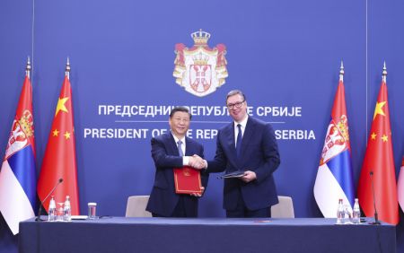 (miniature) Le président chinois Xi Jinping (à gauche) et le président serbe Aleksandar Vucic signent une déclaration commune sur la construction d'une communauté de destin Chine-Serbie dans la nouvelle ère