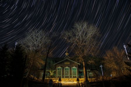 (miniature) Photo empilée du musée du chemin de fer de l'Est chinois sous un ciel étoilé