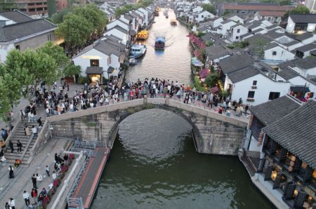 (miniature) Photo aérienne de touristes visitant un quartier historique et culturel le long du Grand Canal