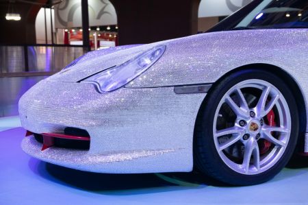 (miniature) Une voiture de sport Porsche décorée de pierres précieuses dans la zone d'exposition des biens de consommation de la 4e Exposition internationale d'importation de la Chine (CIIE)
