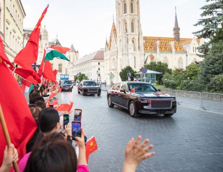 (miniature) Des personnes font leurs adieux au président chinois Xi Jinping à Budapest