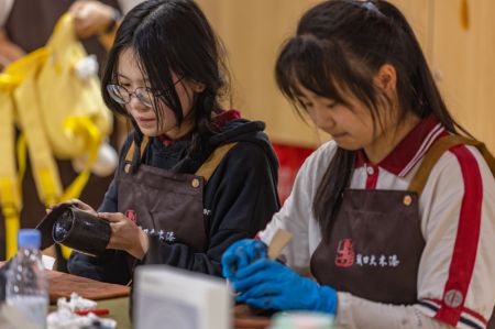 (miniature) Des élèves de l'artiste français Vincent Cazeneuve apprennent l'art de la laque dans un centre de formation professionnelle du district de Chengkou
