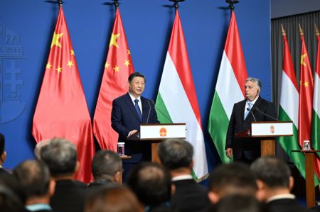 (miniature) Le président chinois Xi Jinping et le Premier ministre hongrois Viktor Orban rencontrent conjointement la presse après leur entretien à Budapest