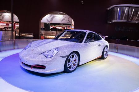 (miniature) Une voiture de sport Porsche décorée de pierres précieuses dans la zone d'exposition des biens de consommation de la 4e Exposition internationale d'importation de la Chine (CIIE)