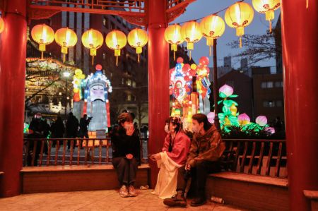 (miniature) Des touristes contemplent des lanternes dans le quartier de China Town à Yokohama