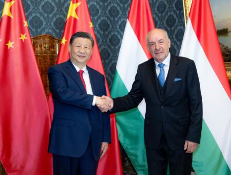 (miniature) Le président chinois Xi Jinping (à gauche) rencontre son homologue hongrois Tamas Sulyok au palais Sandor à Budapest