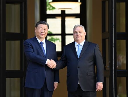 (miniature) Le président chinois Xi Jinping s'entretient avec le Premier ministre hongrois Viktor Orban à Budapest